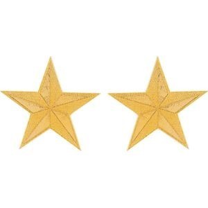 Boucles d’oreilles puces étoile 2 × 2 cm en plaqué or, finition lisse et sablée.