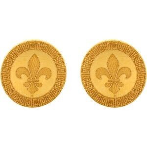 Boucles d’oreilles puces motif lys 15 mm en plaqué or, symbole de pureté et d’élégance.